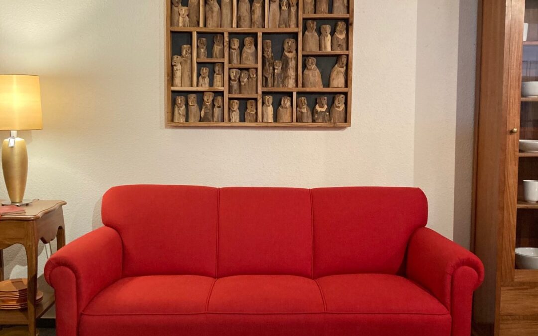 Klassisches Sofa, 100 Jahre alt, neuwertig