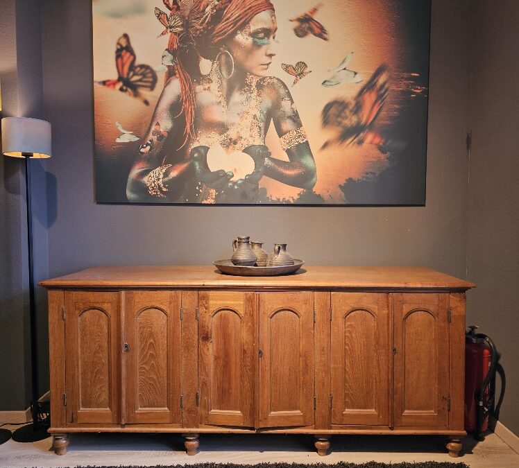 Anrichte aus der britischen Kolonialzeit