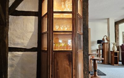 Trapezvitrine mit Beleuchtung